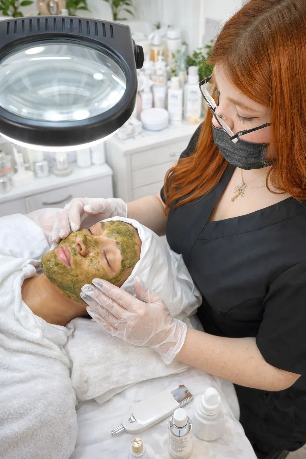 Limpieza facial profesional en el estudio de Maipú