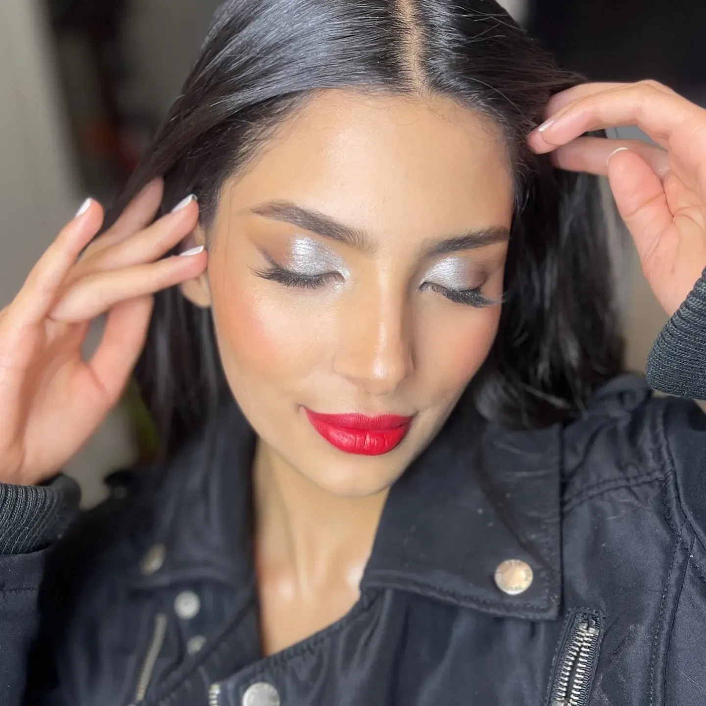 Maquillaje social con sombra brillante y labios rojos