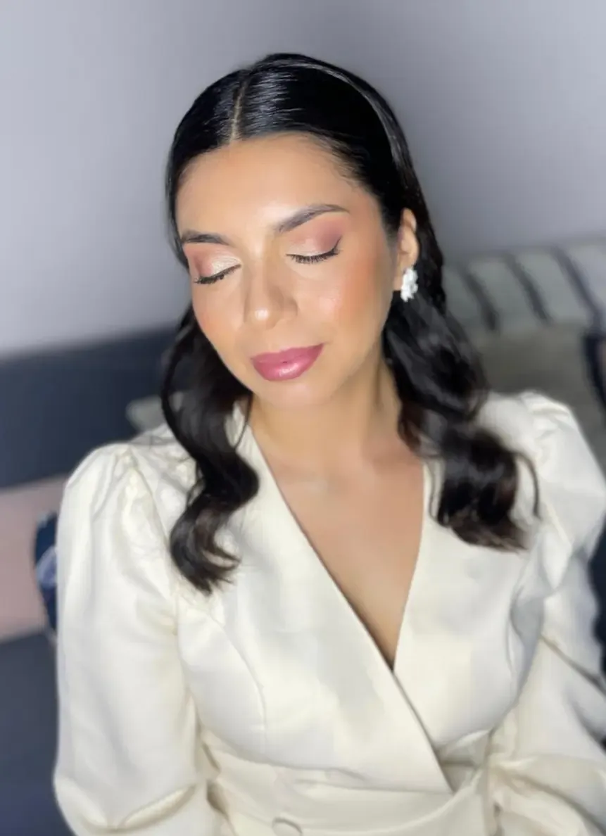 Maquillaje de novia natural con peinado simple
