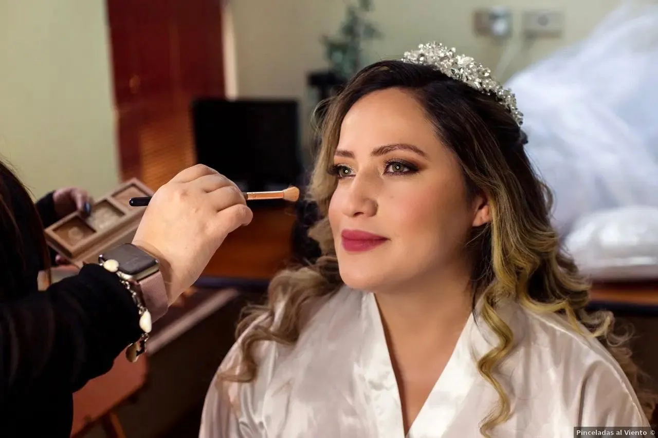 Novia maquillándose en el estudio de Maipú