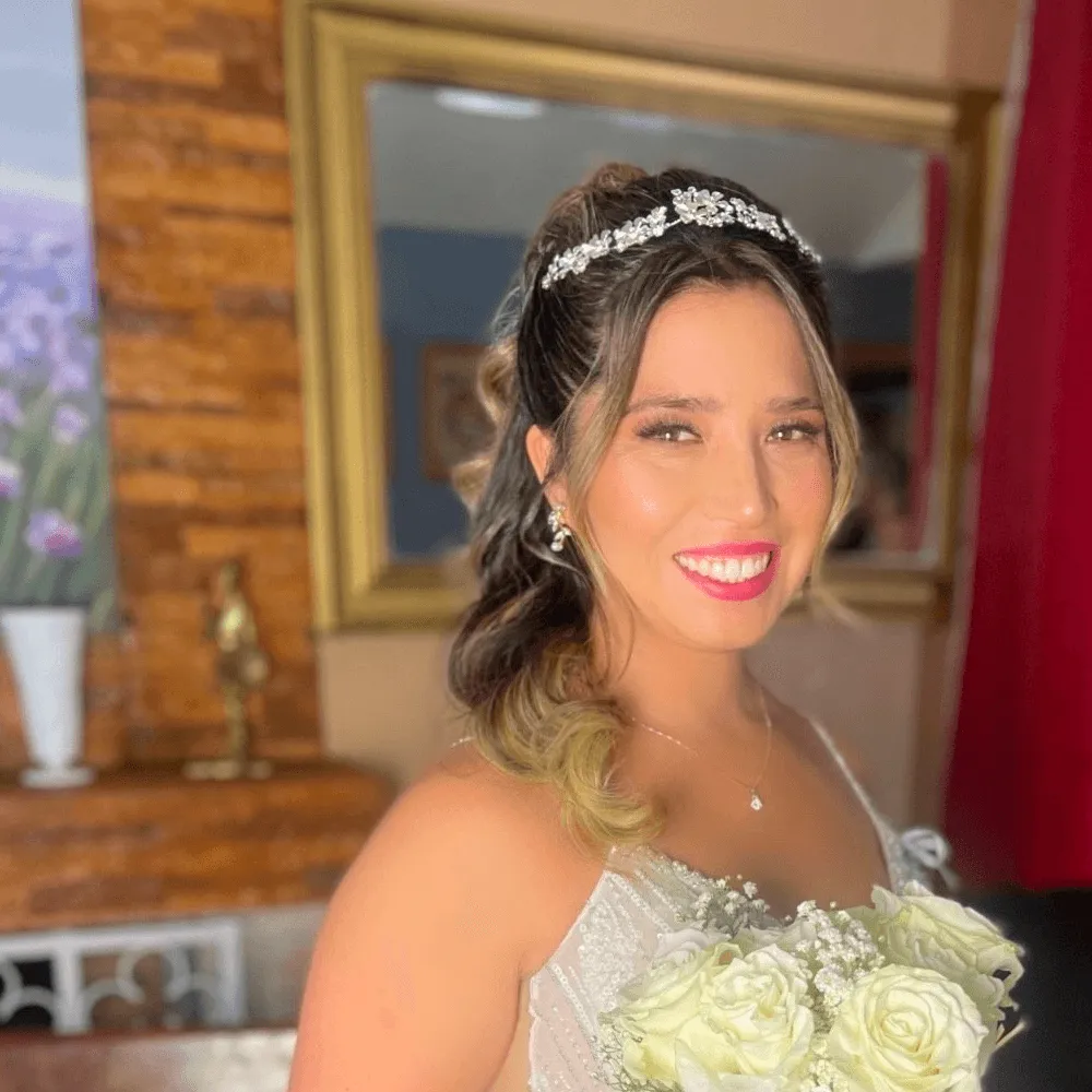 Novia sonriente con tiara y peinado recogido
