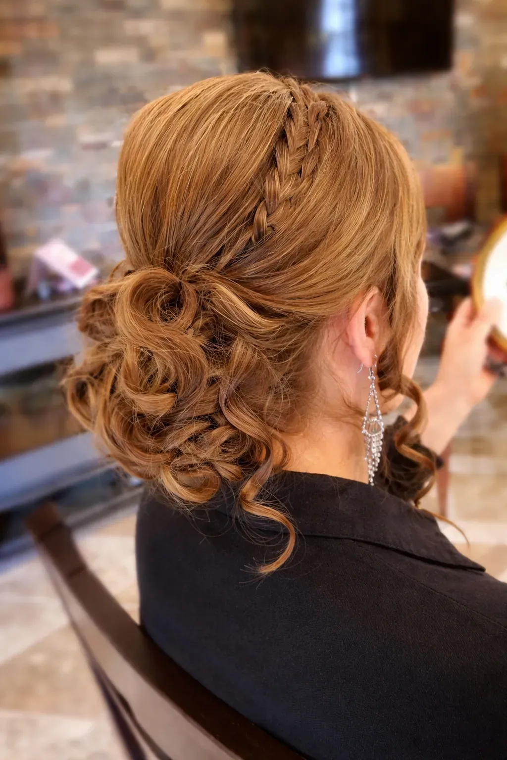 Peinado social recogido con trenza para evento