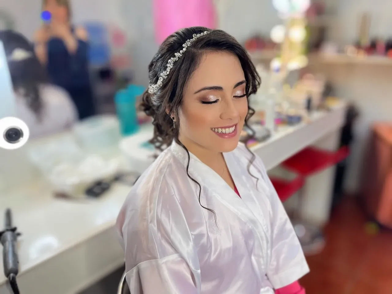 Novia durante su prueba de maquillaje y peinado en el estudio de Maipú