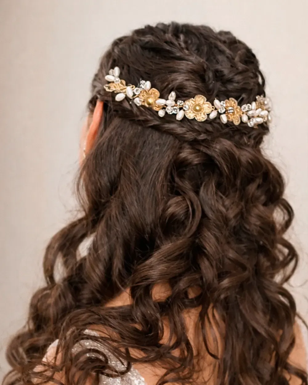 Tocado con flores doradas, perlas blancas y cristales transparentes en estructura metálica