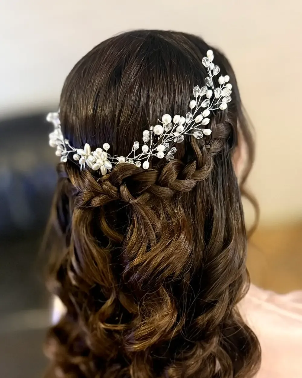 Tocado con diseño de ramas finas decoradas con perlas blancas y cristales transparentes